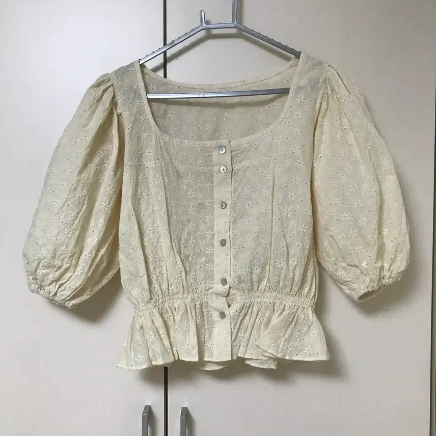 [BUNJANG] Jerry Hole Square Neck Embroidered Blouse - Light Beige / 새) 제리홀 스퀘어넥 자수 블라우스 연베이지