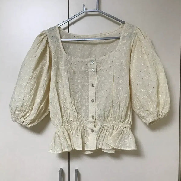 [BUNJANG] Jerry Hole Square Neck Embroidered Blouse - Light Beige / 새) 제리홀 스퀘어넥 자수 블라우스 연베이지