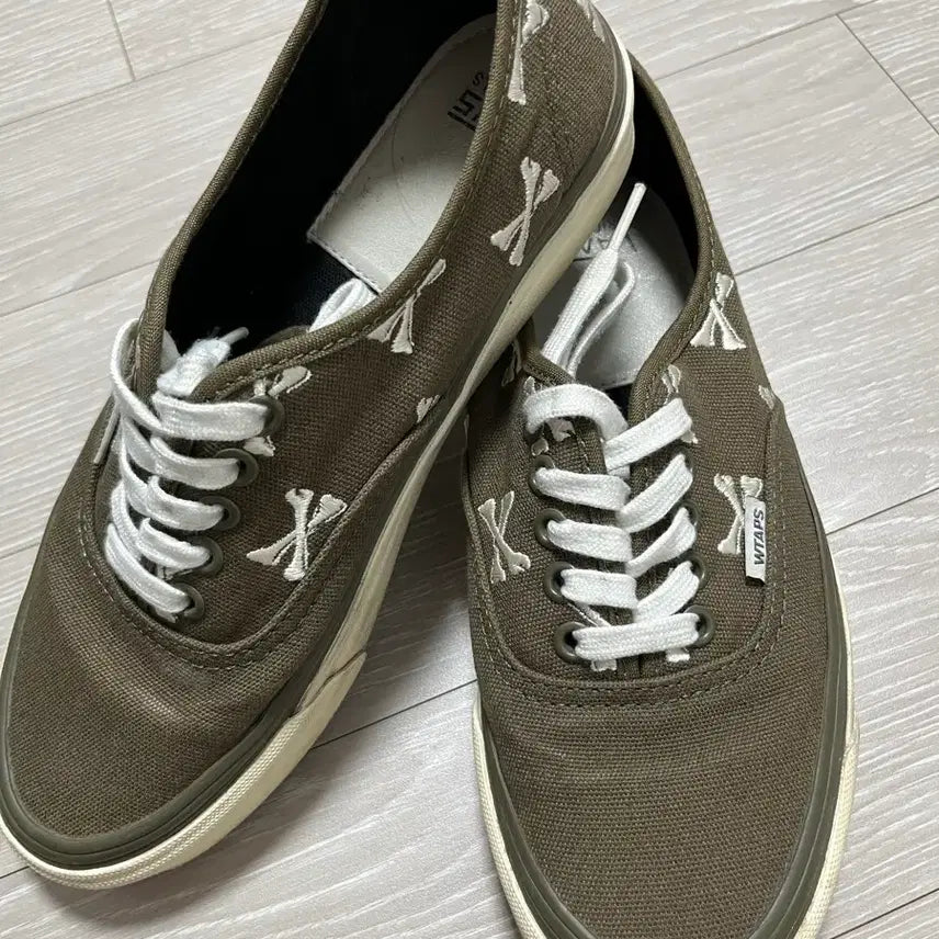 [BUNJANG] Vans Khaki Skull Pattern Sneakers Size 250 / 반스 카키해골 250사이즈