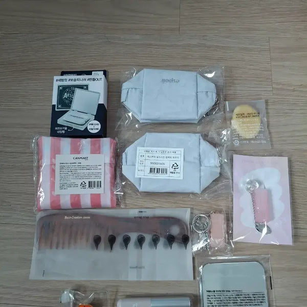 [BUNJANG] Cosmetic Pouch, Comb, and Keychain Set / 화장품 파우치 빗 키링 세트