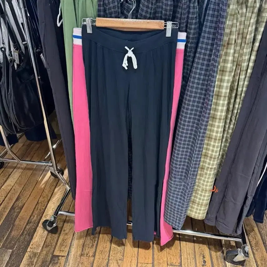 [BUNJANG] Brandy Melville Black Training Pants / 브랜디멜빌 트레이닝 팬츠 블랙