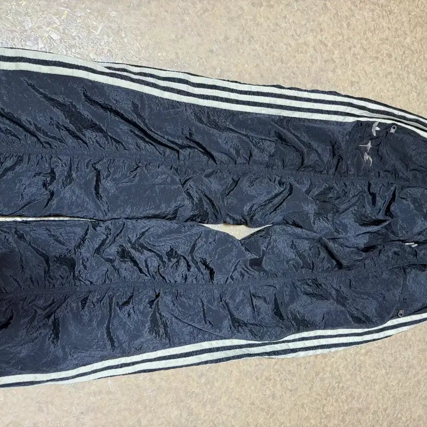 [BUNJANG] Adidas x Thug Club Woven Track Pants Black Silver Metallic / 아디다스 x 떠그 클럽 우븐 트랙 팬츠 블랙 실버 메탈릭 - KR 사이즈