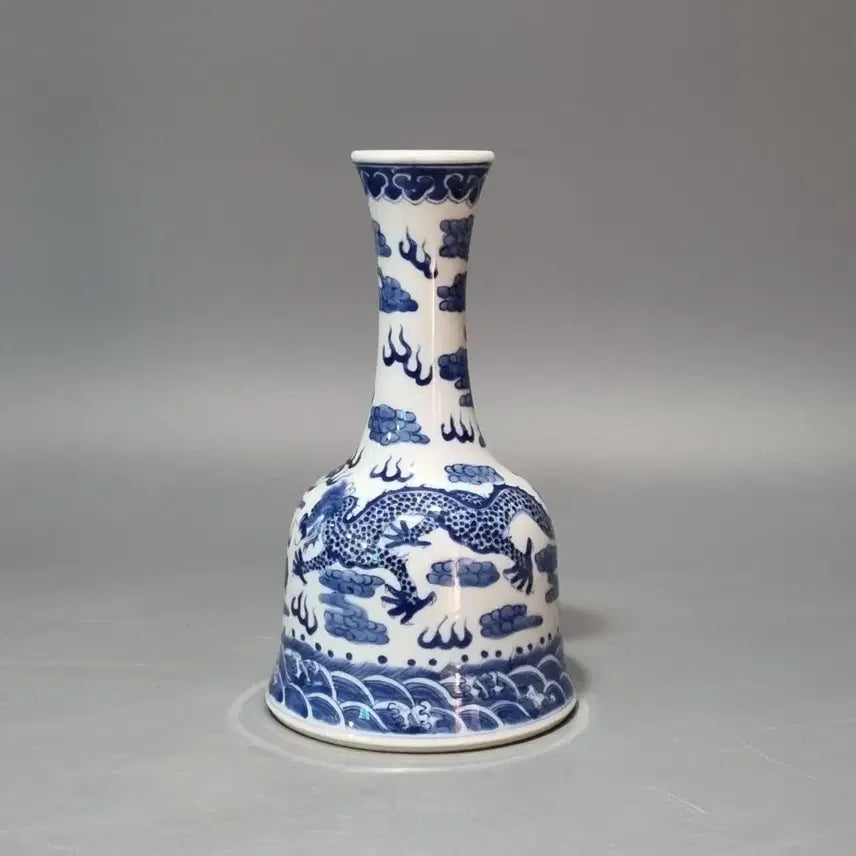 [BUNJANG] Qing Dynasty Kangxi Period Celadon Blue and White Dragon Vase / 대청강희년제 청화 운룡문 요령준. 고22.5