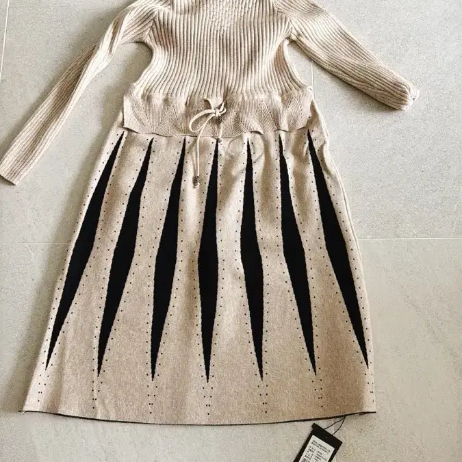 [BUNJANG] Queenis String Detail Knit Midi Dress Beige / 리버츠 스트링 다이아 베이지 니트 배색 원피스