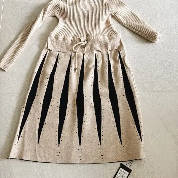 [BUNJANG] Queenis String Detail Knit Midi Dress Beige / 리버츠 스트링 다이아 베이지 니트 배색 원피스