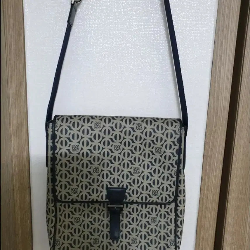 [BUNJANG] Louis Quatorze Monogram Pattern Leather Square Crossbody Bag / 명품 루이까또즈(정품) 모노그램 패턴 래더 스퀘어 크로스백 (메신저백 캔