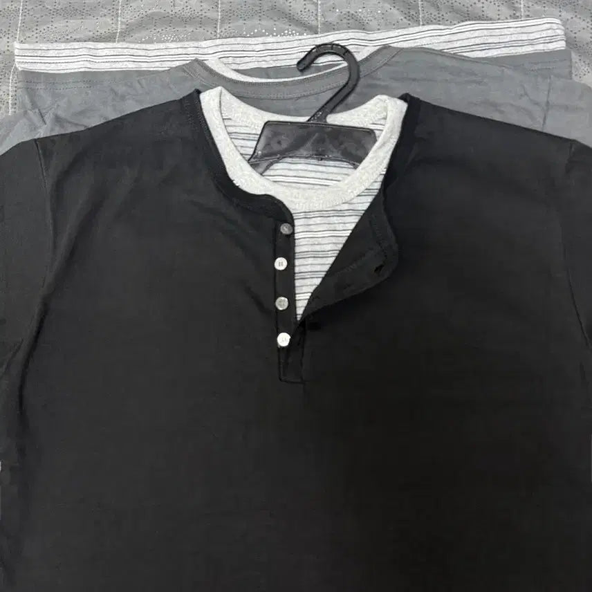 [BUNJANG] Layered Henly Neck Muscle Fit T-Shirt Black Grey / (새상품)레이어드 헨리넥 머슬핏 티셔츠 블랙 그레이