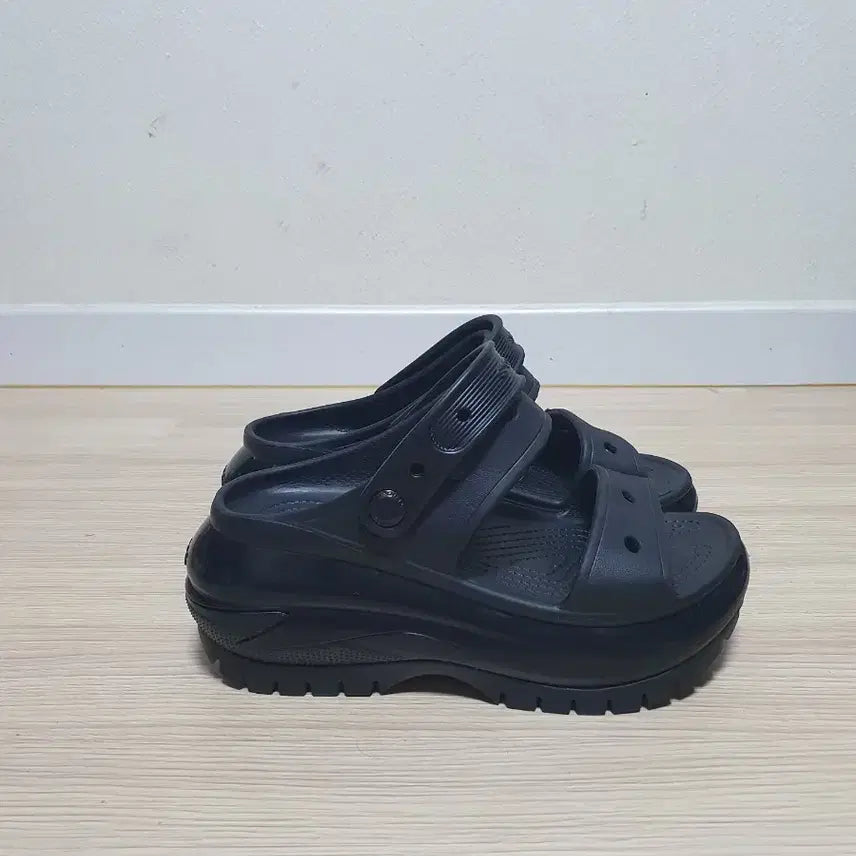 [BUNJANG] Crocs Mega Crush Sandals Slippers Black / 크록스 메가 크러쉬 샌들 슬리퍼 블랙 240