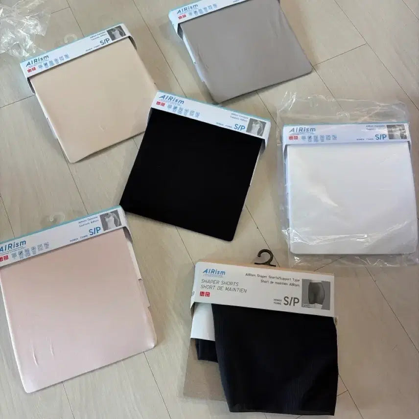 [BUNJANG] Uniqlo Airism Tank Tops Bundle Set / 유니클로 나시 5 종, 속바지 1