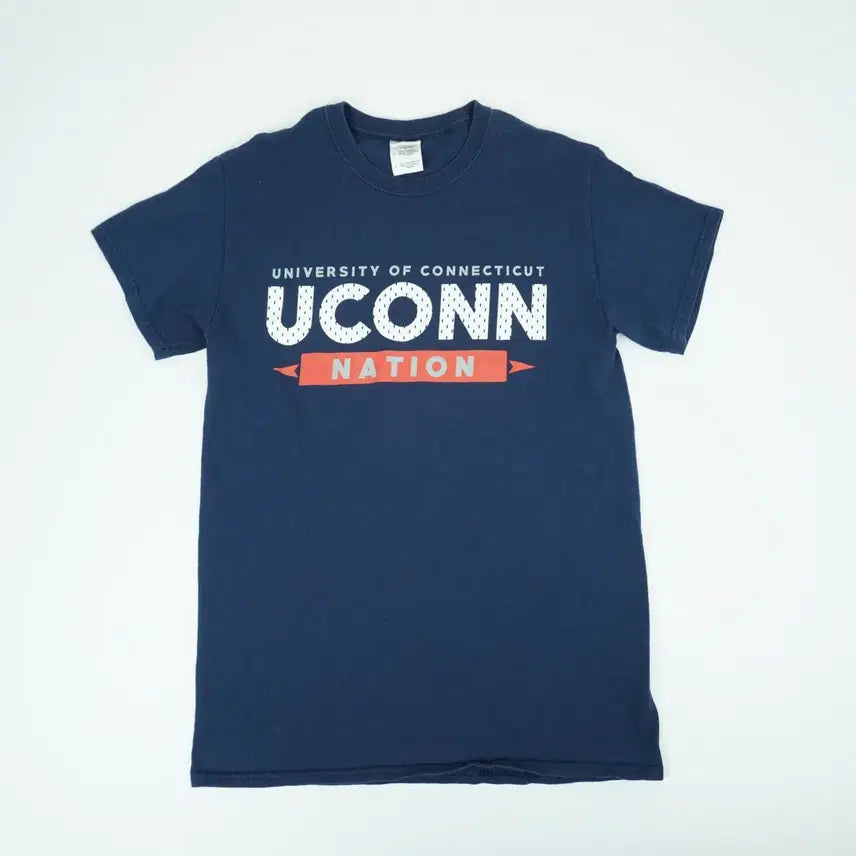 [BUNJANG] GILDAN UCONN Graphic T-Shirt / GILDAN 코네티컷 대학 UCONN NATION 그래픽 반팔티 (S)