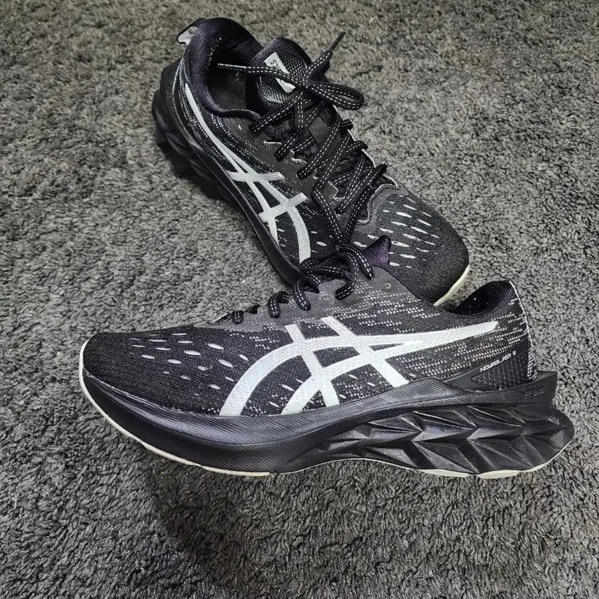[BUNJANG] Asics Novablast 2 Black Pure Silver Running Shoes (260mm) / 아식스 노바블라스트 2 블랙 퓨어 실버 260사이즈