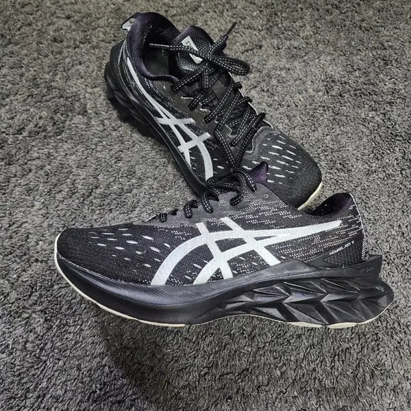 [BUNJANG] Asics Novablast 2 Black Pure Silver Running Shoes (260mm) / 아식스 노바블라스트 2 블랙 퓨어 실버 260사이즈