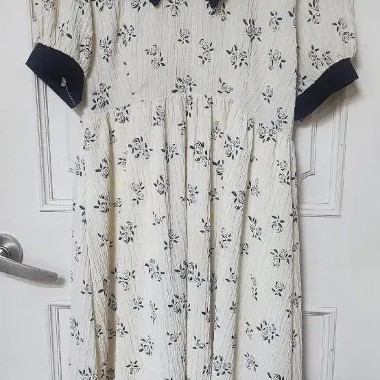[BUNJANG] Floral Pattern Black Collar Dress / 플로럴 패턴 블랙 카라 원피스