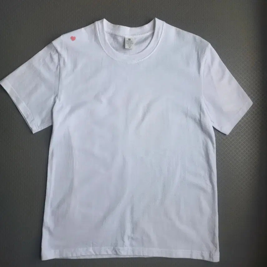 [BUNJANG] Handmade Watercolor Heart T-Shirt / [새상품] 핸드메이드 수채화 하트 반팔티. 화이트티. 위치 랜덤 1of