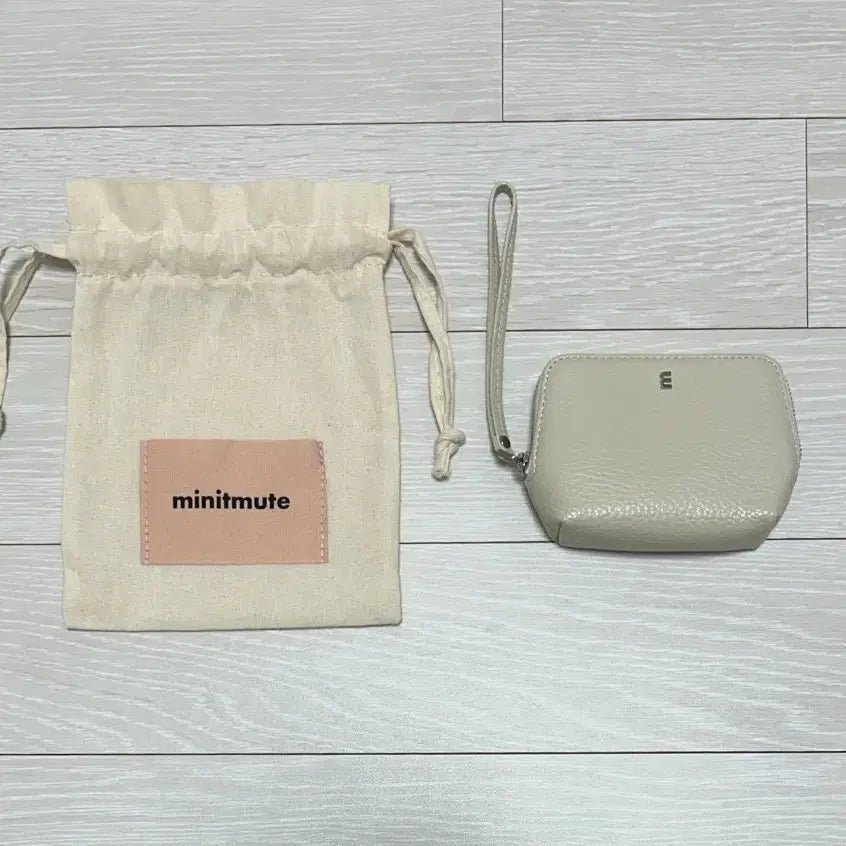 [BUNJANG] minitmute M Pouch Wallet Ivory / 미닛뮤트 m 파우치 월렛 지갑 아이보리