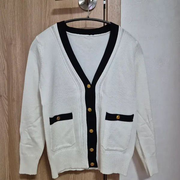 [BUNJANG] Gold Button Color-Block Knit Cardigan (White) / 금장버튼 배색 니트 가디건 (화이트)
