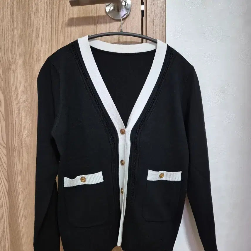 [BUNJANG] Gold Button Color-Block Knit Cardigan (Black) / 금장버튼 배색 니트 가디건 (블랙)