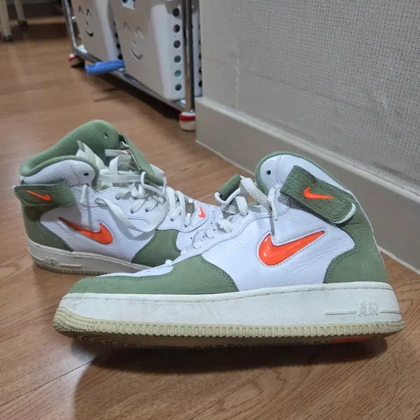 [BUNJANG] Nike Air Force 1 Mid '07 QS Olive Green and Total Orange Sneakers / 나이키 에어포스 1 미드 '07 QS 올리브 그린 앤 토탈 오렌지 265