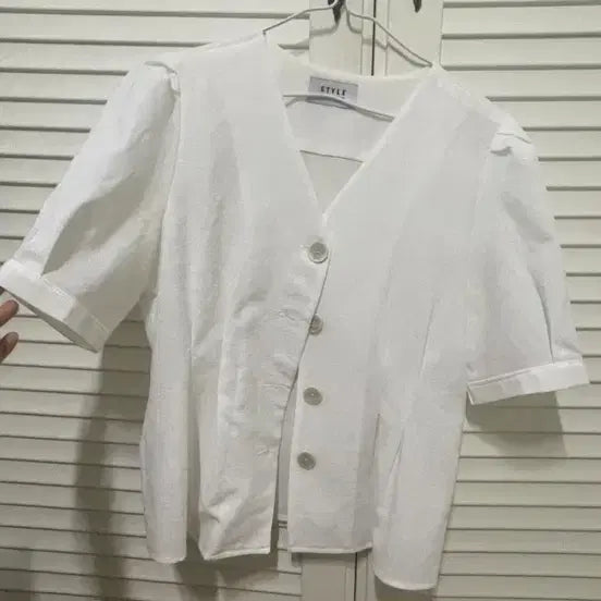 [BUNJANG] White V-Neck Puff Sleeve Short Sleeve Blouse / 화이트 색상- 브이넥 반팔 퍼프블라우스