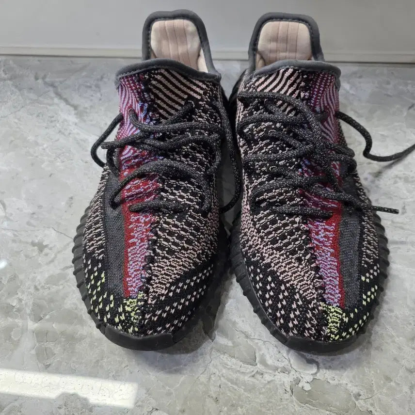 [BUNJANG] Adidas Yeezy Boost 350 V2 Yecheil Sneakers / 아디다스 이지부스트 350 V2 예힐 검보