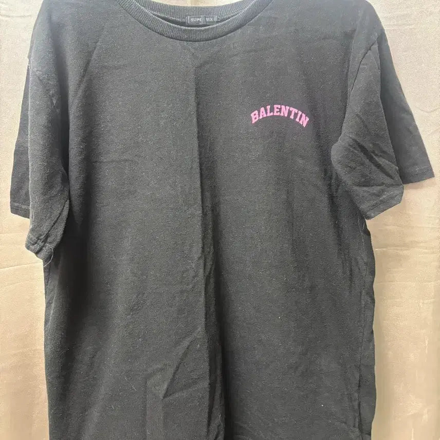 [BUNJANG] Black Short Sleeve T-Shirt with Pink Embroidered Logo / 검정 반팔티