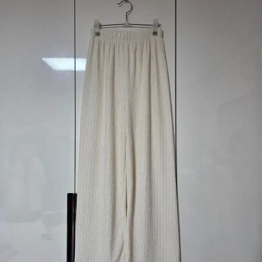 [BUNJANG] Cream Embossed Wide Pants / 크림색 엠보 와이드 팬츠