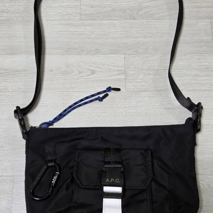 [BUNJANG] A.P.C. Track Nylon Crossbody Shoulder Bag Black / 아페쎄 트랙(트렉) 크로스백 숄더백 가방 블랙
