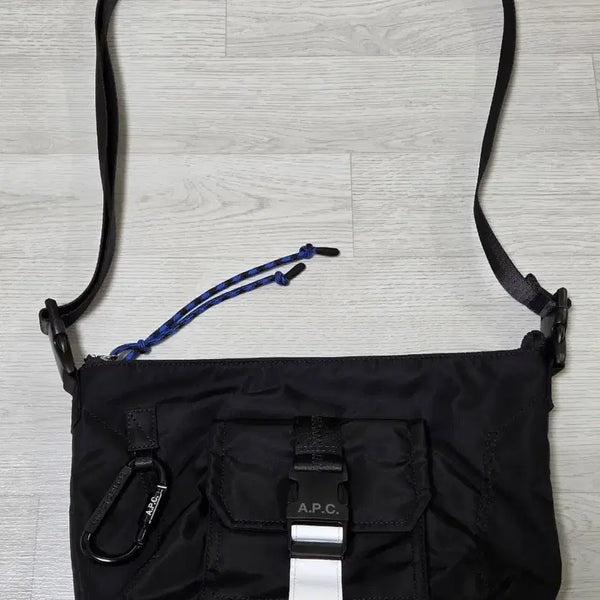 [BUNJANG] A.P.C. Track Nylon Crossbody Shoulder Bag Black / 아페쎄 트랙(트렉) 크로스백 숄더백 가방 블랙