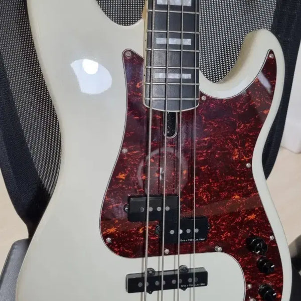 [BUNJANG] SAIER P7 4-String Bass Guitar White / 사이어 P7 4현 화이트 컬러