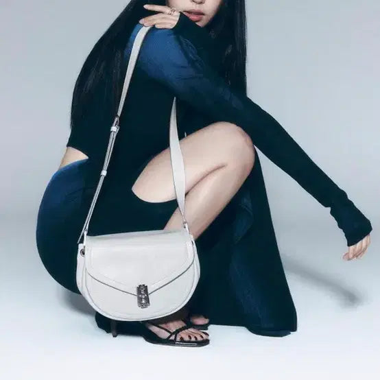 [BUNJANG] Vunque Occam Round Crossbag Black / 분크 오캄 라운드  크로스백 블랙