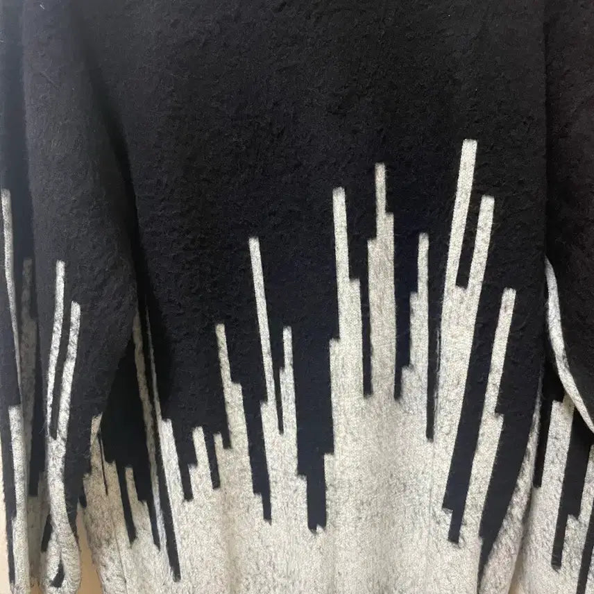 [BUNJANG] Dignag Bold Matrix Code Sweater (M) / 디그낙 볼드 매트릭스 코드 스웨터 (m)
