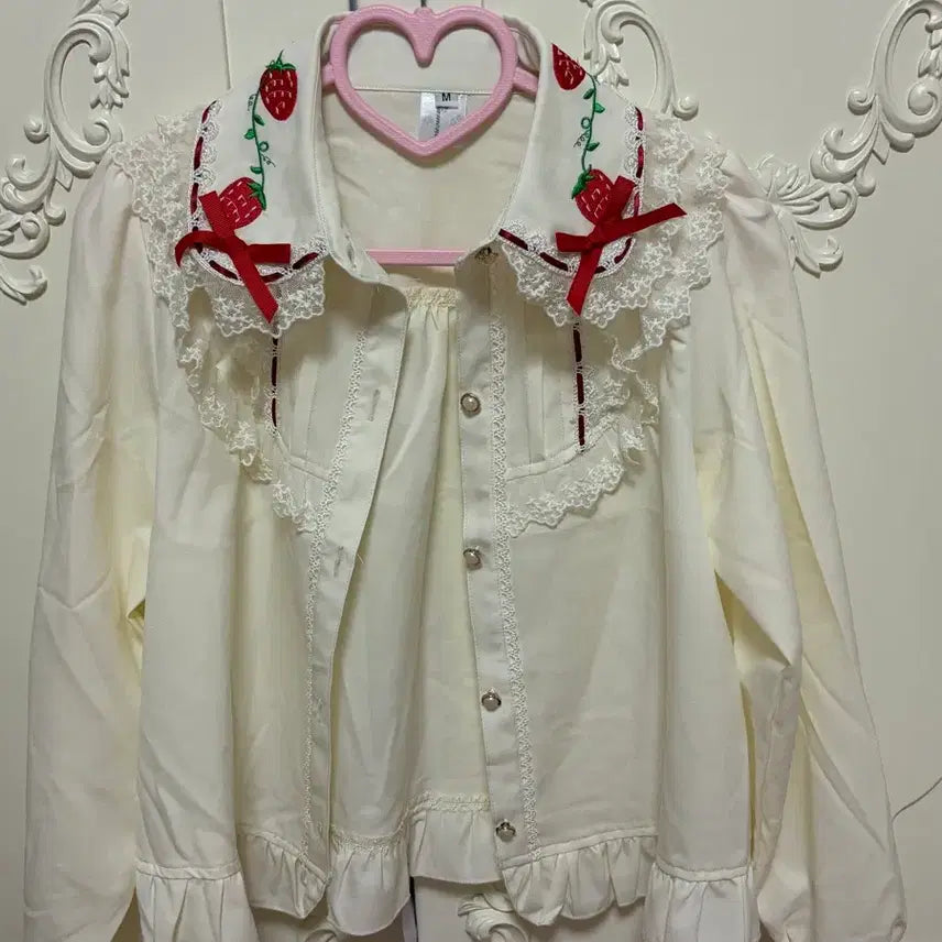 [BUNJANG] Taobao Strawberry Embroidery Lace Blouse / 타오바오 아이보리 딸기 자수 블라우스