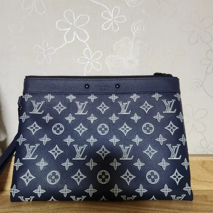 [BUNJANG] Louis Vuitton Pochette Voyage Shadow Clutch / 루이비통 포쉐트 투고 쉐도우 클러치
