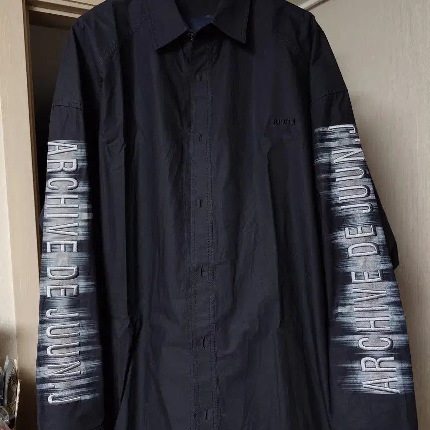 [BUNJANG] Juun.J 25SS Archive Lettering Semi-Oversized Shirt / [46/105추천] 준지 25SS ARCHIVE 레터링 세미오버핏 셔츠