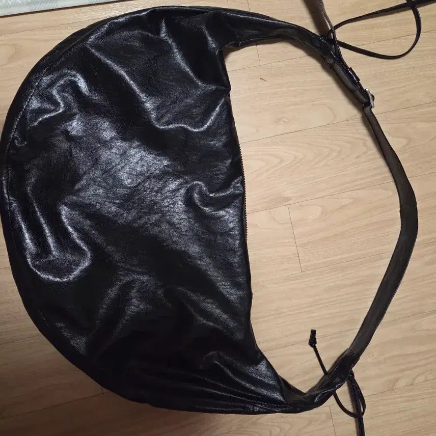 [BUNJANG] Leather Crossbody Bag / 가죽 크로스백