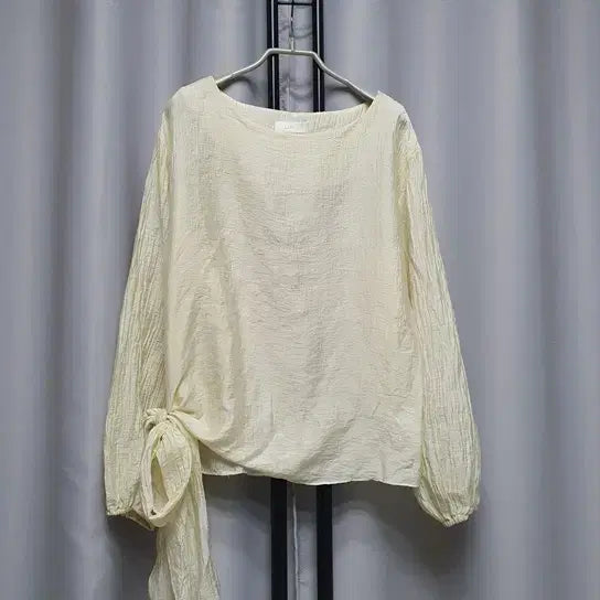 [BUNJANG] Ribbon Pleated Loose Blouse / 리본 루즈 주름 블라우스 살안타템