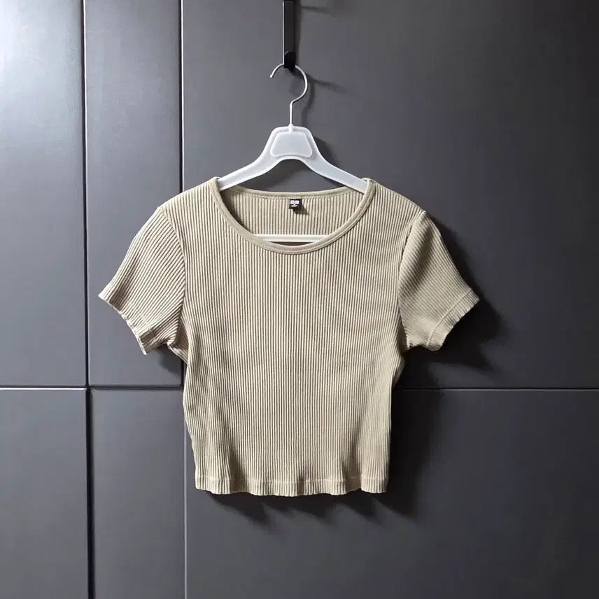 [BUNJANG] Uniqlo Ribbed Cropped Short Sleeve T-shirt Khaki Size 55 / [55]유니끌로 크롭 반팔티
