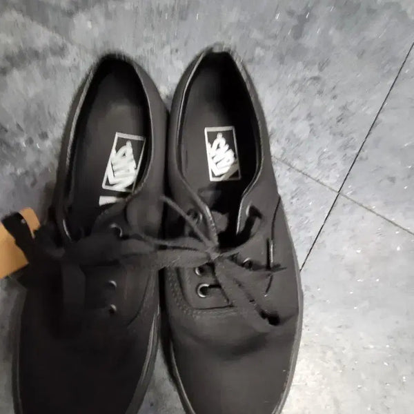 [BUNJANG] Vans Authentic All Black Sneakers / 반스 어센틱 올블랙 스니커즈235