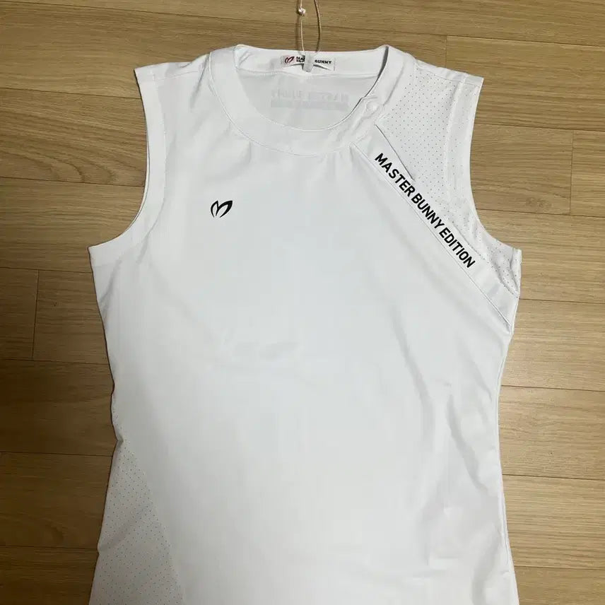 [BUNJANG] Master Bunny Edition Sleeveless Top Size 2 / 마스터바니 민소매 2사이즈