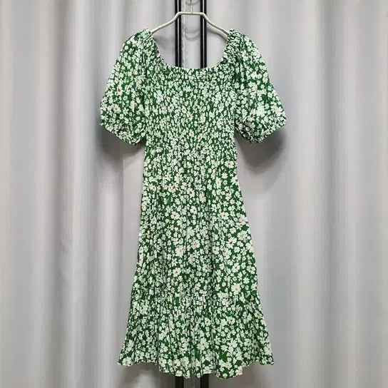 [BUNJANG] SOUP Off-Shoulder Floral Smocking Flare Dress / SOUP 오프숄더 플라워 스모킹 플레어 원피스