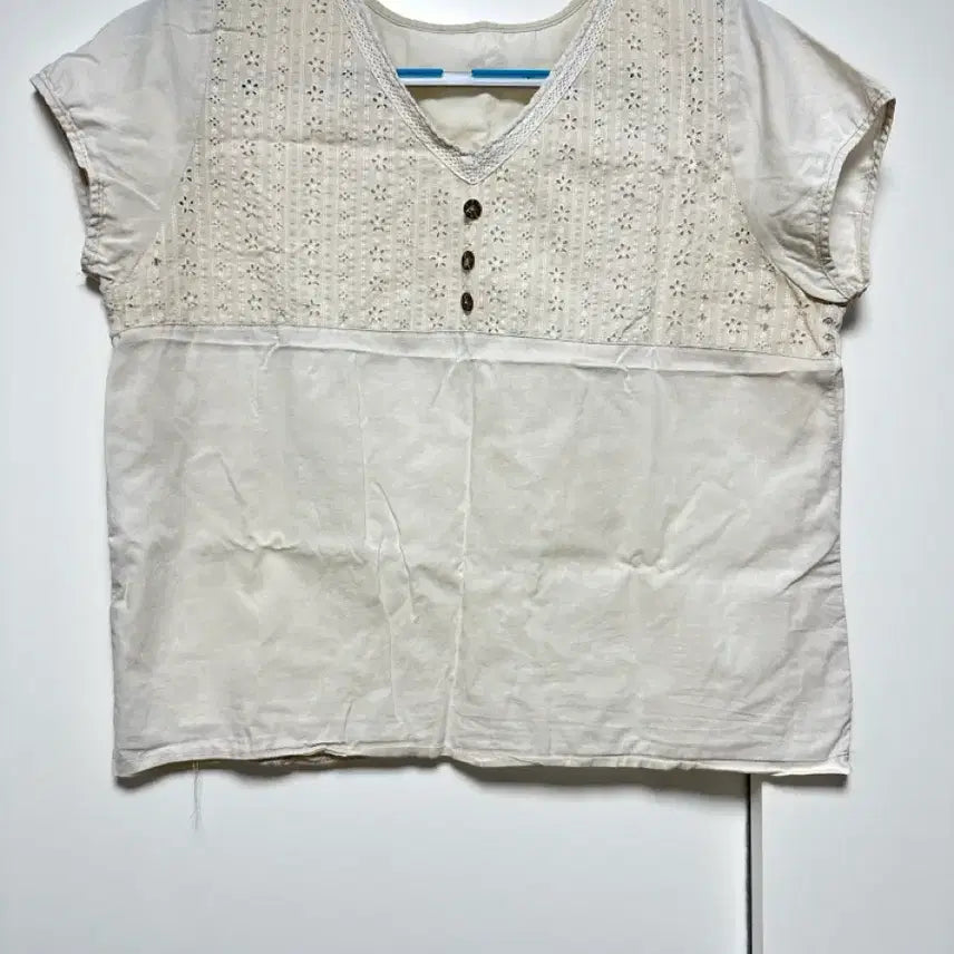 [BUNJANG] Mori Ivory Embroidered Perforated Sleeveless Cap Blouse / 모리 아이보리 자수 펀칭 민소매 캡 블라우스