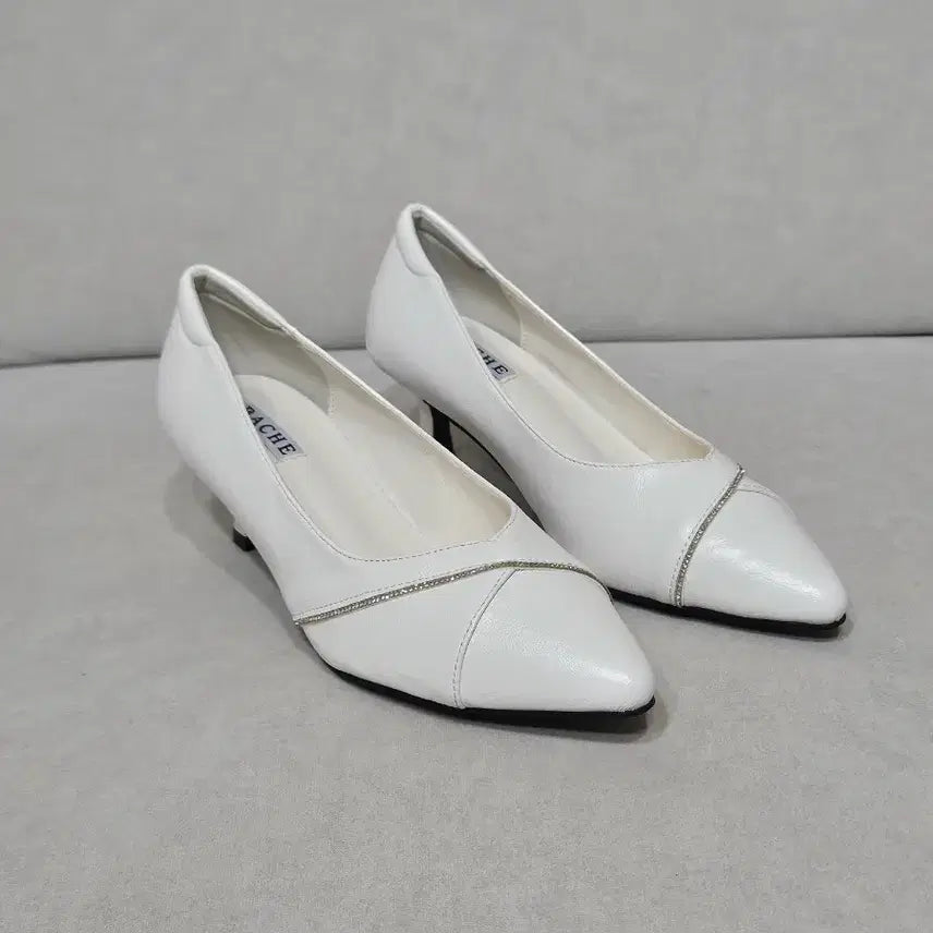[BUNJANG] White Cubic Heel Shoes (235, 6cm) / 새상품 사선 큐빅 화이트 구두 235 6cm