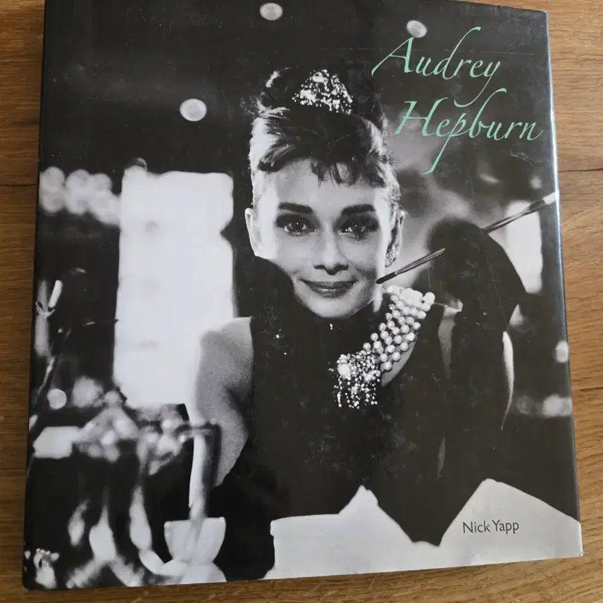 [BUNJANG] Audrey Hepburn Hardcover Photo Album by Nick Yap / 오드리햅번 사진첩 하드커버