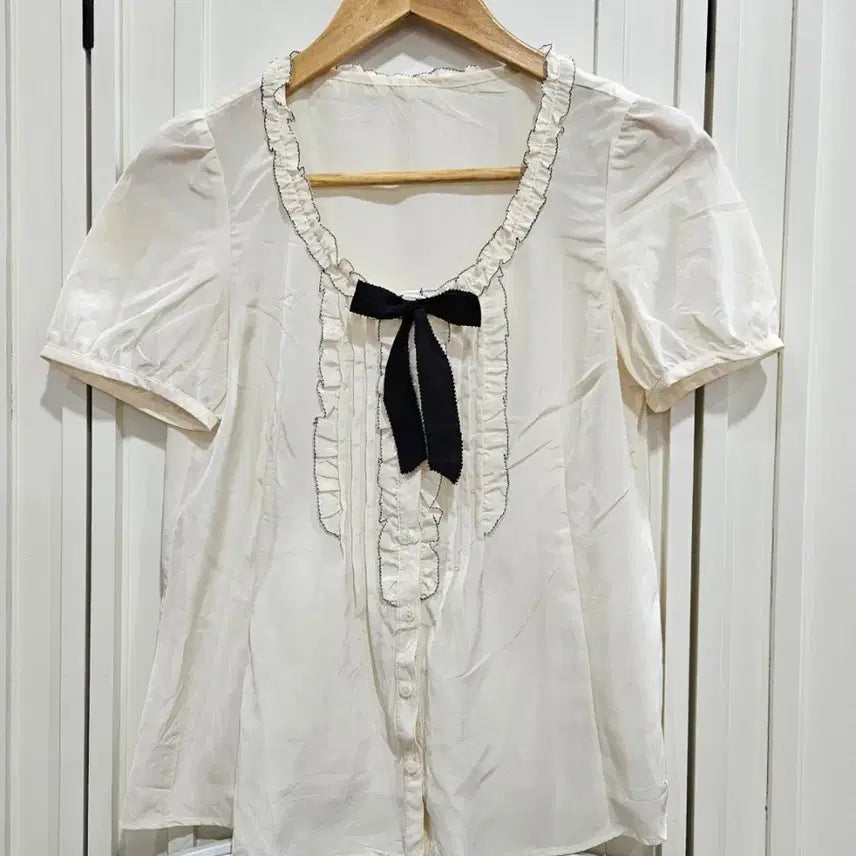 [BUNJANG] Laisse Passe Frill Ribbon Short Sleeve Blouse / 프릴 리본 반팔 블라우스