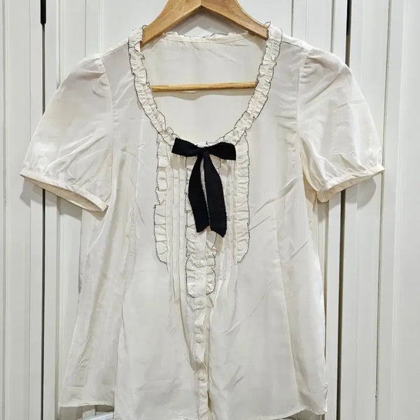 [BUNJANG] Laisse Passe Frill Ribbon Short Sleeve Blouse / 프릴 리본 반팔 블라우스