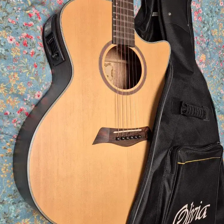[BUNJANG] Olivia A40R Acoustic Guitar with EQ / 올리비아 A40R 어쿠스틱 기타 EQ
