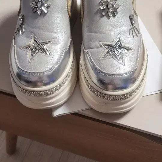 [BUNJANG] Silver Star Embellished Platform Sneakers - Size 240 / 실버 별 장식 키높이 스니커즈 240