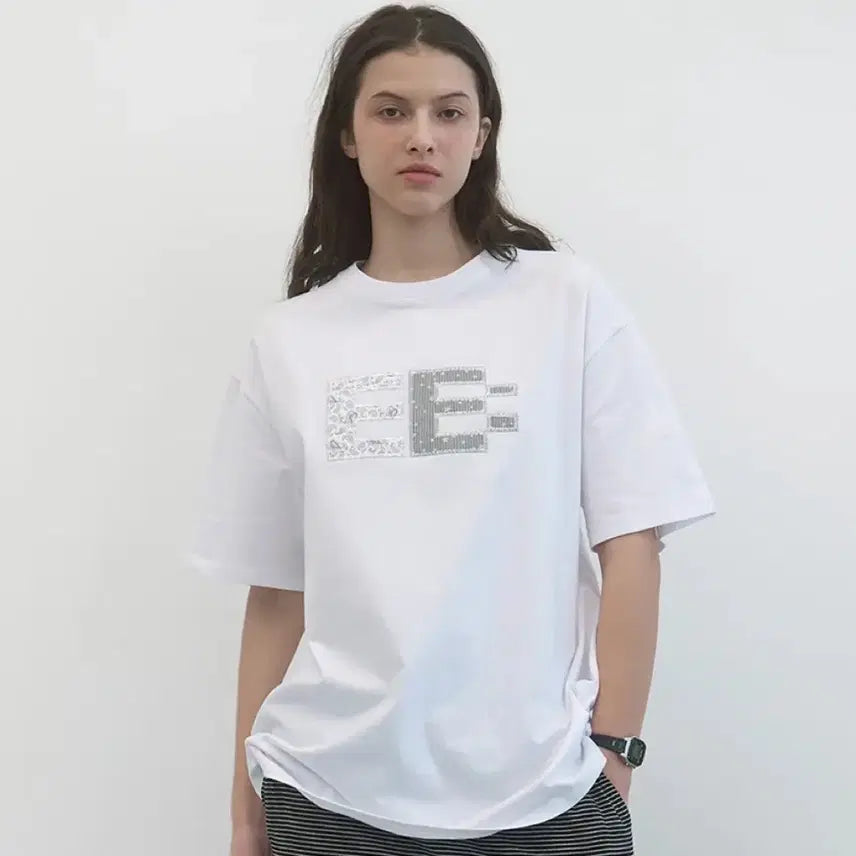 [BUNJANG] ENZO BLUES Paisley Pixel Logo Boxy T-Shirt (White) / 엔조블루스 페이즐리 픽셀 로고 박시 티셔츠 (White)