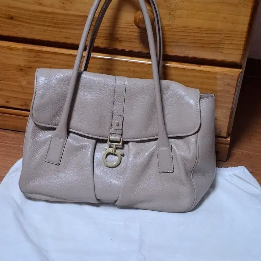 [BUNJANG] Salvatore Ferragamo Gancini Tote Bag Beige Leather / 페라가모 간치니 토트백 베이지