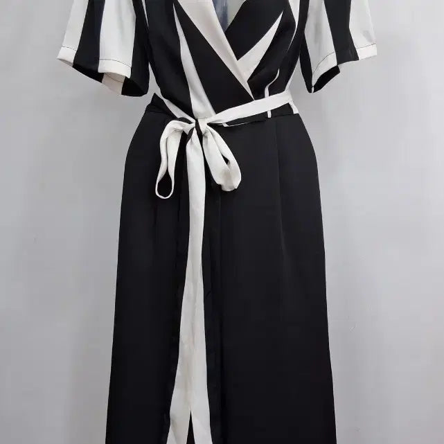 [BUNJANG] Black and White Striped Short-Sleeve Jumpsuit with Brooch Accent / 블랙앤화이트 줄무늬 반팔점프수트 55
